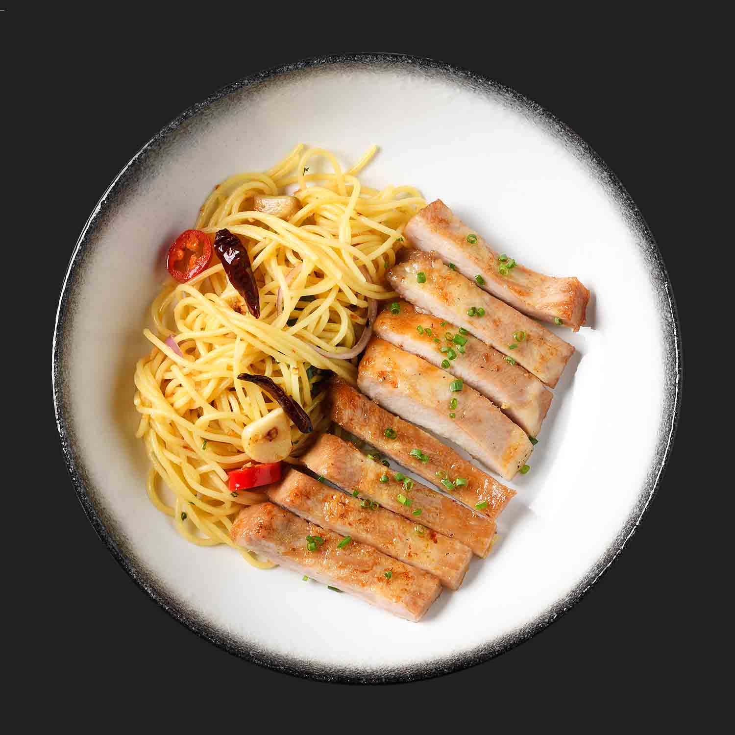 สปาเกตตี กระเทียม และคอหมูย่าง